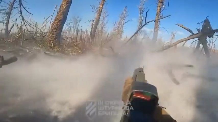 Ukrainian soldiers storm enemy trenches in brutal close-range fighting, using rifles and grenades as explosions hit around them. The footage shows just how quickly a frontline assault can turn into chaos.