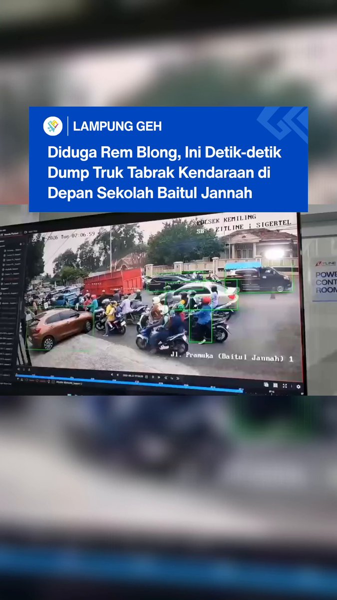 Kecelakaan melibatkan empat kendaraan terjadi di Jalan Pramuka, tepatnya di depan Sekolah Baitul Jannah, Kelurahan Langkapura, Kecamatan Kemiling, Bandar Lampung, Selasa (22/9/2026) sekitar pukul 07.00 WIB. Peristiwa tersebut terekam CCTV. Dalam rekaman, dump truk berwarna oranye tiba-tiba melaju dan menabrak kendaraan yang sedang mengantre akibat kepadatan lalu lintas. Sejumlah pengendara motor bahkan terlihat berusaha menyelamatkan diri dengan melompat dari kendaraan. Beberapa sepeda motor kemudian terseret hingga masuk ke bagian bawah truk. Kecelakaan ini melibatkan dump truk BE 8410 FT, Yamaha Mio J BE 3644 BR, Daihatsu Terios BE 1274 EP, dan Toyota Innova BE 1792 ALS. Kasatlantas Polresta Bandar Lampung Kompol Yurike Ade Purwanti mengatakan, berdasarkan hasil olah TKP, dump truk diduga mengalami gangguan pada sistem pengereman atau rem blong hingga pengemudi kehilangan kendali. Akibat kejadian tersebut, satu pengendara sepeda motor mengalami luka-luka dan telah mendapat perawatan medis. Tidak ada korban meninggal dunia maupun luka berat. Saat ini, petugas masih melakukan penyelidikan untuk memastikan penyebab kecelakaan tersebut. Gimana menurut kalian, sekelik? Coba komen di bawah ya! #LampungGeh #Lampung #BandarLampung #Kecelakaan #KecelakaanLaluLintas