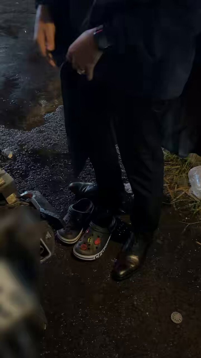 Săn vớ tập 79 - Chiều mưa tại một nơi nào đó của Sài Gòn, hữu duyên gặp Nguyễn Tổng và săn được đôi vớ cao cổ ướt đẫm mồ hôi của anh ta, mùi nứng ác 💦💦💦 Xem hơn 100 clip săn vớ mọi cực hot tại group Telegram (phí 275k) để thỏa mãn đam mê giày vớ nhé