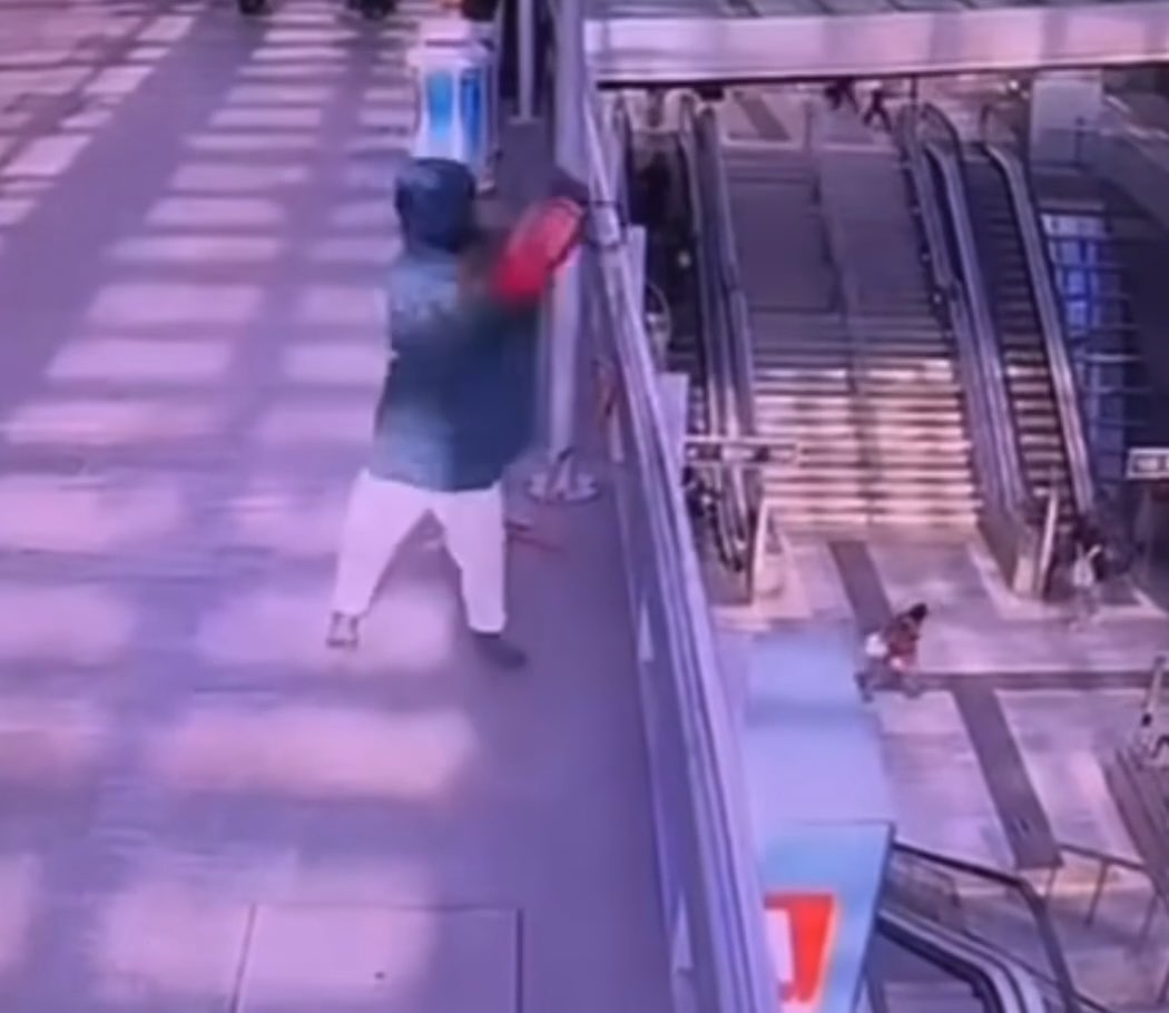 Turin 🇮🇹: An African immigrant grabs a fire extinguisher and throws it at passersby inside the station, not caring that he could have killed someone. The police responded quickly, preventing even more serious consequences.