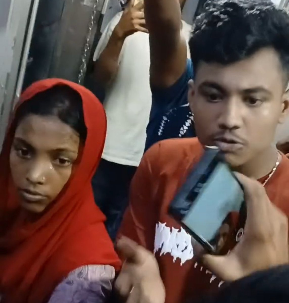 आदमी गरीब हो और उसके अंदर वीडियो बनाने का कीड़ा न हो ऐसा हो ही नहीं सकता हैं, किसी ने सच ही कहा है कि गरीब की गरीब दुश्मन होता हैं। बेचारे के पास OYO जाने का पैसा नहीं था तो ट्रेन के वॉशरूम में ही चले गए, फिर क्या निकलते ही सब लोग वीडियो बनाने लग गए, जैसे लग रहा हैं कि उन दोनों के प्रोग्राम से रेलवे घाटे में चली जाएगी, गजब करते हैं लोग भी।