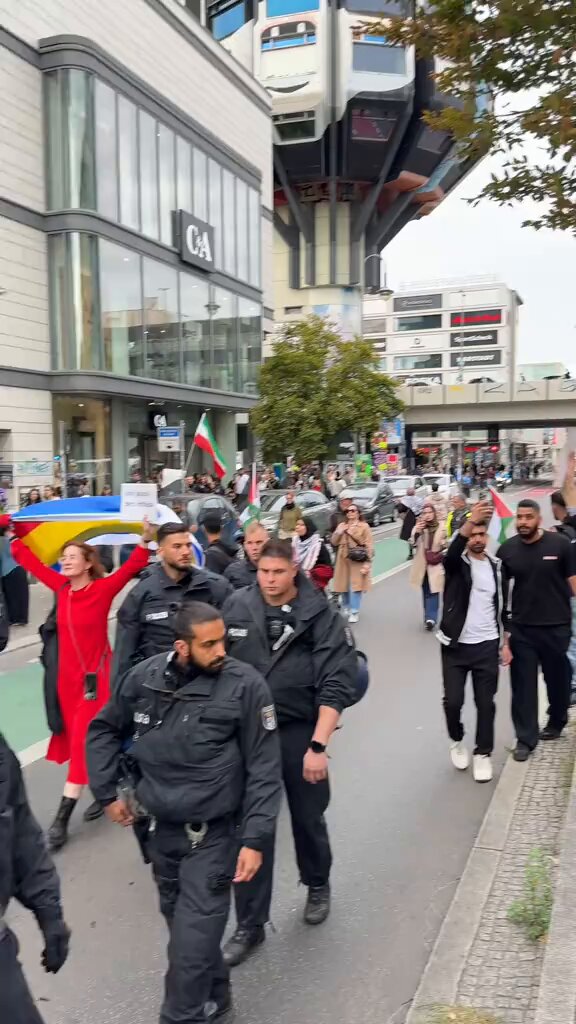 „Intifada wieder da!“ Direkt ins Gesicht der Polizisten. Teilt das. Das darf nie vergessen werden. Intifada ist Terror und Mord an Juden. Es ist Djihad.
