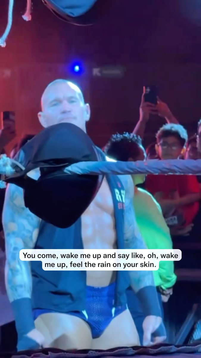 RANDY ORTON’S REACTION WHEN HE SPOTTED HIS WIFE KIM IN THE CROWD AT A RECENT EVENT WAS HILARIOUS. He switched up his mood so fast 😭