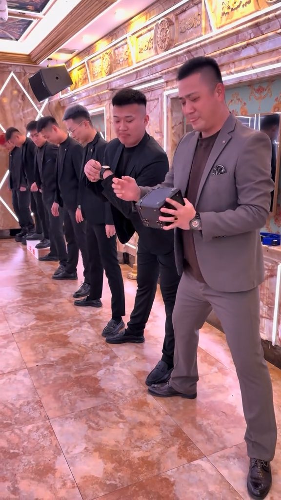 🥴 “姐姐们我又来啦!” 🎁 “感谢姐姐疼爱,送高档手表一块” 😘 “让我们继续恩爱” 😎👩❤️👨🥳🕺💃🎉💋❤️