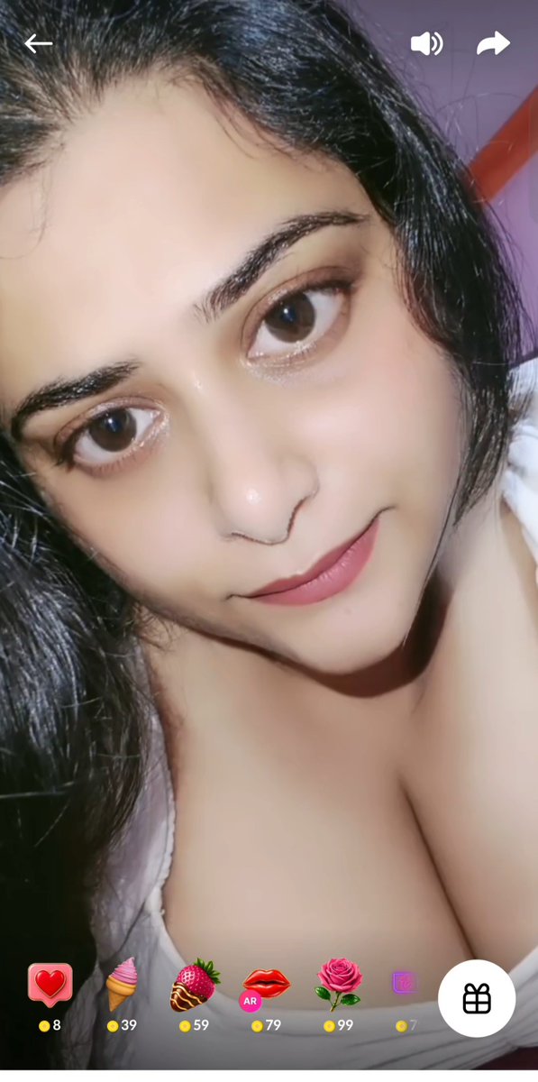 I like her beautiful eyes 👀 What you like ?