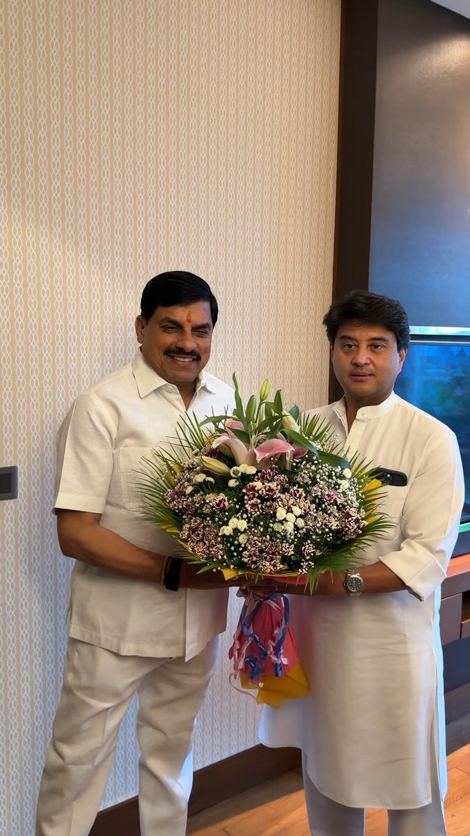 ग्वालियर में स्थापित हो रहे एशिया के पहले Telecom Manufacturing Zone (TMZ) को नई गति देने के उद्देश्य से बेंगलुरु में आयोजित Investors Roundtable के लिए मध्य प्रदेश के माननीय मुख्यमंत्री श्री Dr Mohan Yadav जी का बेंगलुरु आगमन पर आत्मीय स्वागत किया।