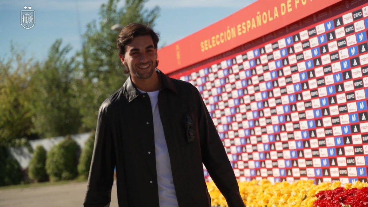 Saludos, posados, novedades, declaraciones, outfitazos... La llegada de la Selección Española Masculina de Fútbol a la Ciudad del Fútbol, en 95 segundos. #VamosEspaña | #NationsLeague