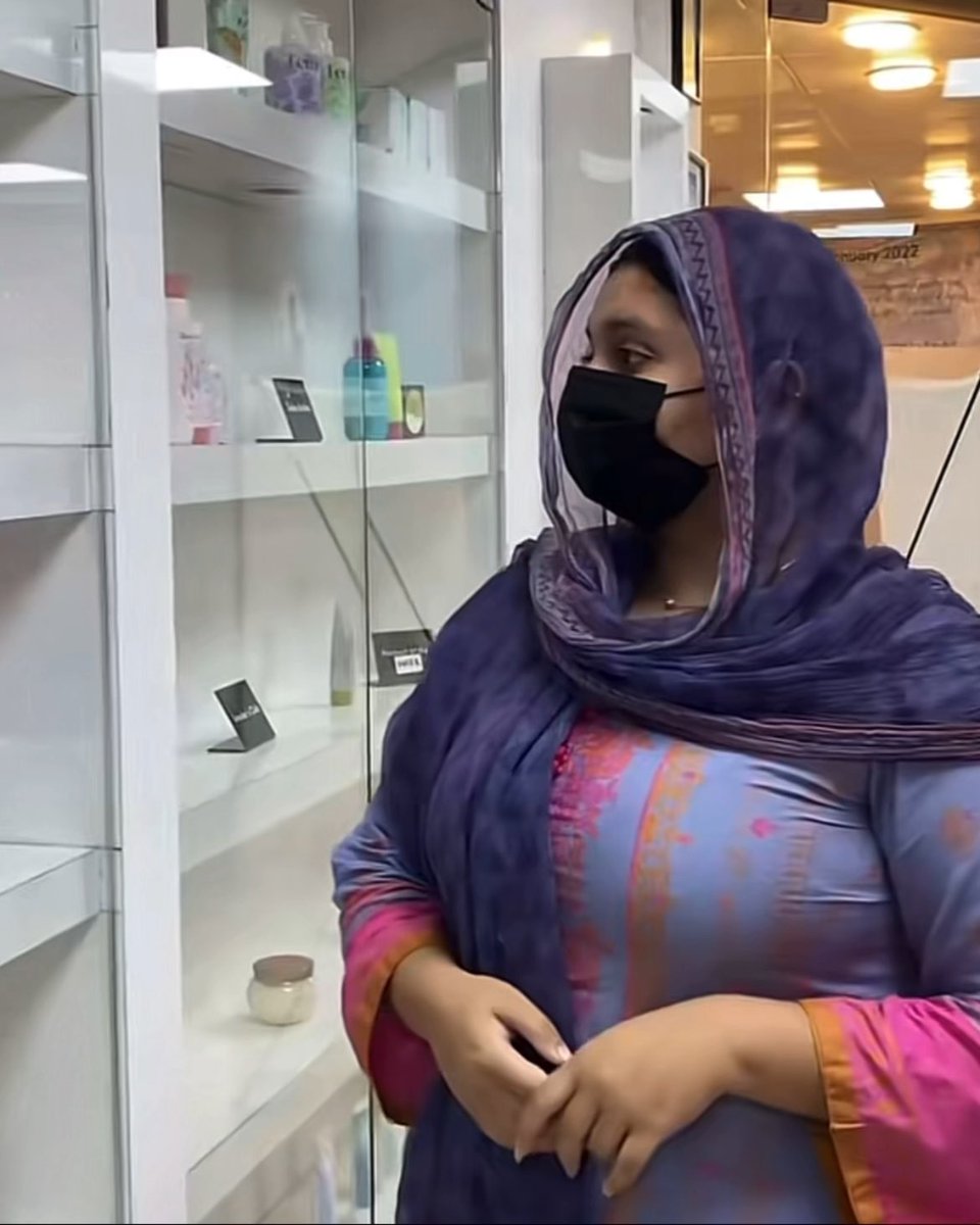 آج آفس میں میری ایک کولیگ مجھ سے بات کر رہی تھی کہ اچانک مجھے اس کے پسینے کی بدبو محسوس ہوئی۔ اسی وقت میرے ذہن میں ایک خیال آیا کہ میں بھی تو کبھی کبھار باس کے پاس فائل سائن کروانے جاتی ہوں، کہیں ایسا نہ ہو کہ میرے پسینے سے بھی بدبو آتی ہو اور لوگ میرے بارے میں بھی یہی سوچتے ہوں۔ بس پھر کیا تھا! آج آفس سے گھر واپس آتے ہوئے سیدھا پرفیوم کی شاپ پر گئی اور اپنے لیے ایک اچھا سا پرفیوم خرید لیا۔ کیونکہ دوسروں کو خوشبو کا احساس دلانے سے پہلے خود بھی تازہ دم رہنا چاہیے!