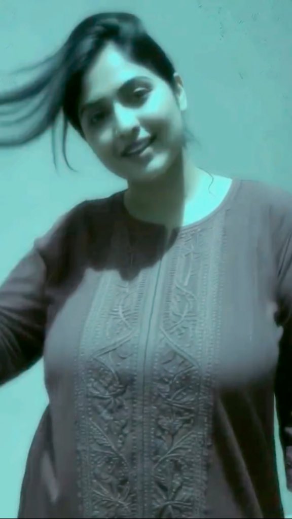 کافی دنوں سے میرا نوکر راموں کاکا اپنے گاؤں چھٹی پر گیا ہوا تھا، اس لیے کوئی ویڈیو نہیں بنائی تھی۔ آج جیسے ہی وہ واپس آیا، اسے بلایا اور فوراً ویڈیو بنا کر ٹک ٹاک اور اپنے پیارے ایکس فالورز کے لیے اپلوڈ کر دی۔ ❤️😄