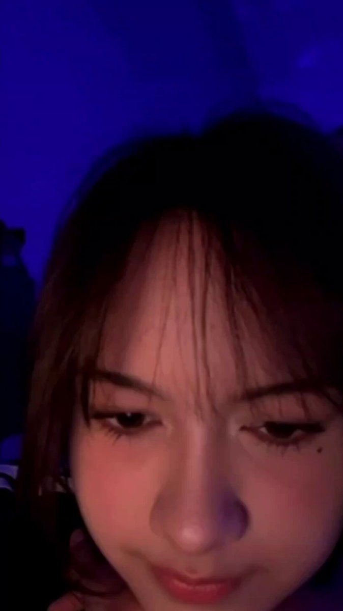 "dia tuh masuk tipi, Nayla masuk tipi. Keren bgt loh dia, aku beneran mau nangis... Gila loh" 💬: "Nayla masuk tv ga jualan bunga" Nina: "ADUUUHHH jgn kyk gituuu" WKWKWKWKWKWK Nina Tutachia