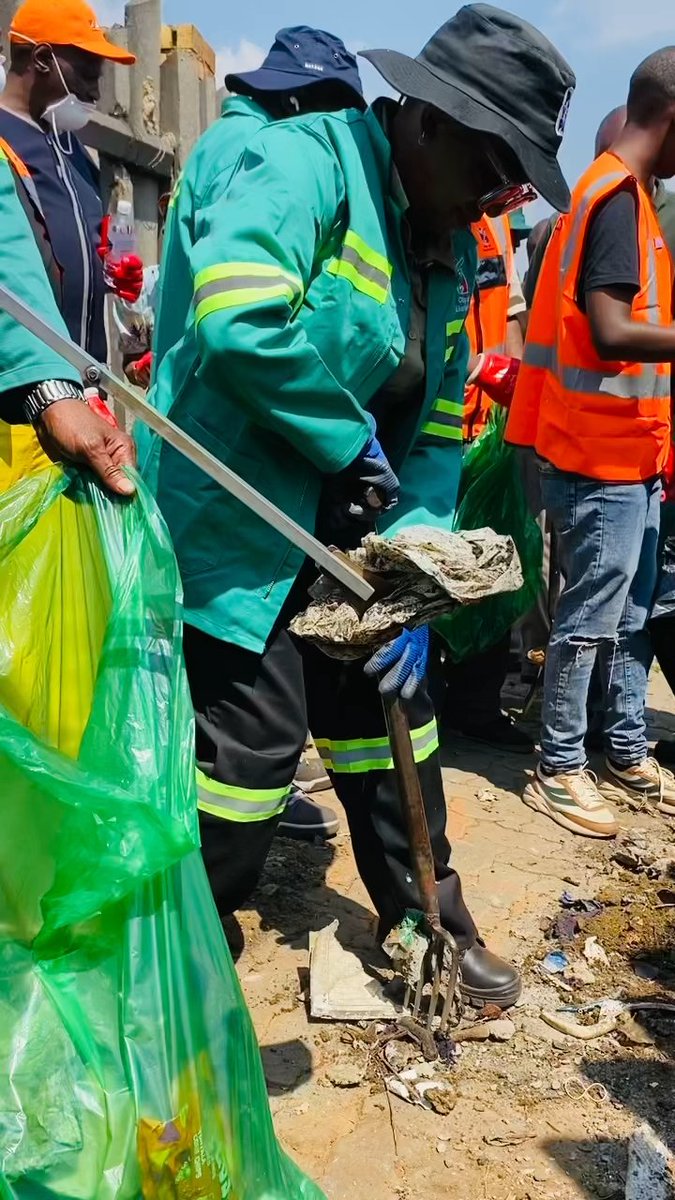 Minister in The Presidency, Ms Khumbudzo Ntshavheni, leads the cleaning of streets in Kwa-Thema, Ekurhuleni, accompanied by MMC for Community Services, Cllr Siyabonga Moloi, and Cllr Sizwe Nhleko of Ward 78, as part of the Love Your Street Campaign. 🧹🇿🇦 The campaign brings communities together to promote clean, safe and well-maintained neighbourhoods while encouraging residents to take pride in the spaces they call home. #GovZAUpdates #LoveYourStreet #CleanCommunities