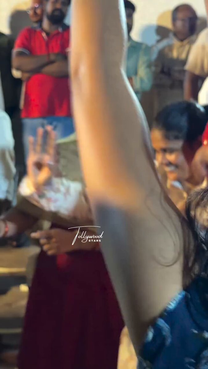 Nenu emina event ki pelli lu , reception ki , movie events ki potee Akkadaa pedda pedda vallu vastaru gaa .. Valla. wifess chala baguntaru & age gap kuda 15 to 20 yr untadiii 😭😭 Appudu anipistadiii money avaru ayina vastaru ♥️ so gudaa onchiii kasta paduttaa 😭😭