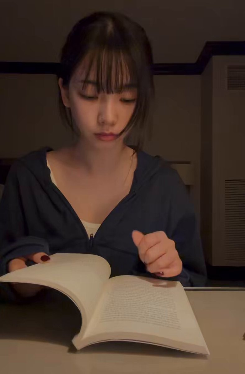 why is karina cracking her knuckles the most attractive thing ever…..