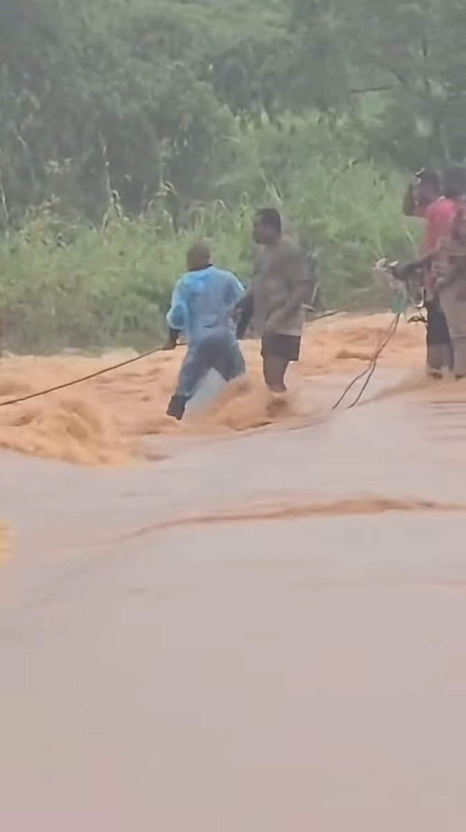 BREAKING: ONE STUDENT REPORTEDLY MISSING AS ISIAGU YOUTHS RESCUE PERSONS TRAPPED IN FLOODED VEHICLES IN ANAMBRA Isiagu youths have rescued persons trapped in vehicles after floodwater overtook a shuttle bus, tricycle and school bus along the Isiagu–Nibo–Awka link road in Awka South Local Government Area of Anambra State. One student is reportedly missing following the incident.