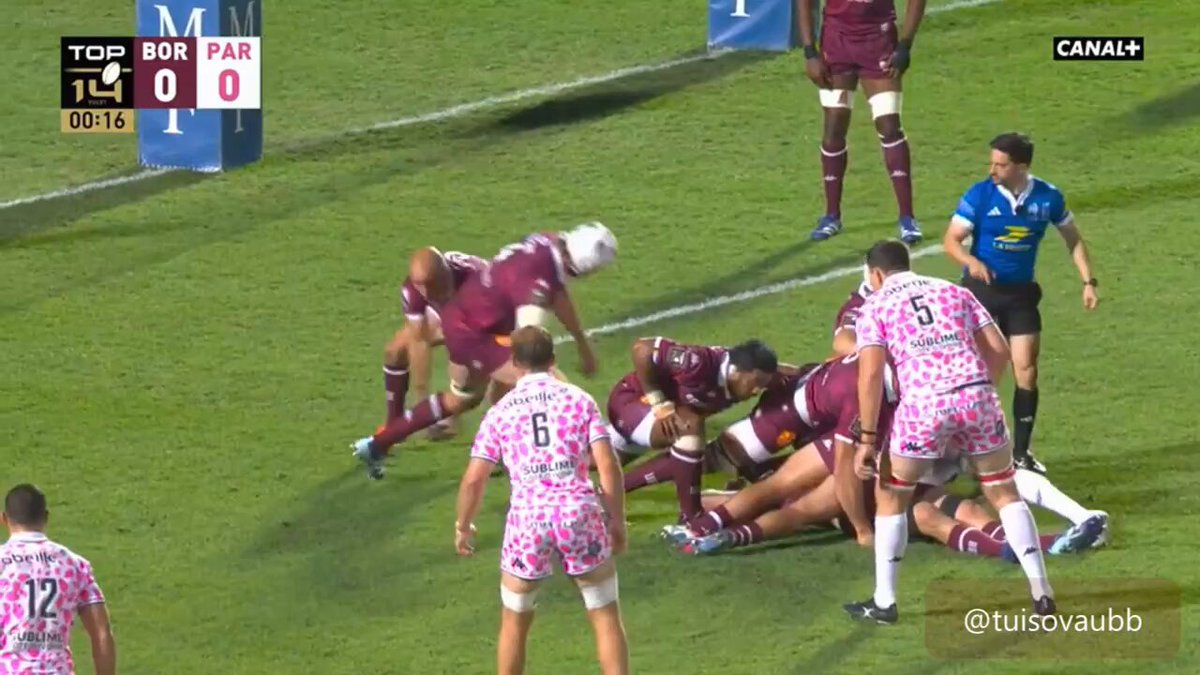 L’utilisation du jeu au pied chez les 9 n’a jamais était aussi importante dans le rugby qu’aujourd’hui 👣 Max Lucu aurait été un bon 9 dans les années 2000-2020. C’est un top 3 monde, actuellement. Admirez chacun de ses jeux au pied. C’est clinique 🎯 J’ai toujours eu du mal à le considérer à sa juste valeur car mon prisme de lecture du poste de 9 ne donnait pas autant d’importance à la défense et au jeu au pied. J’ai évolué, compris et force est de constater que ses qualités collent parfaitement au numéro 9 moderne. Plus que n’importe quel autre 9 français, autre que Dup.