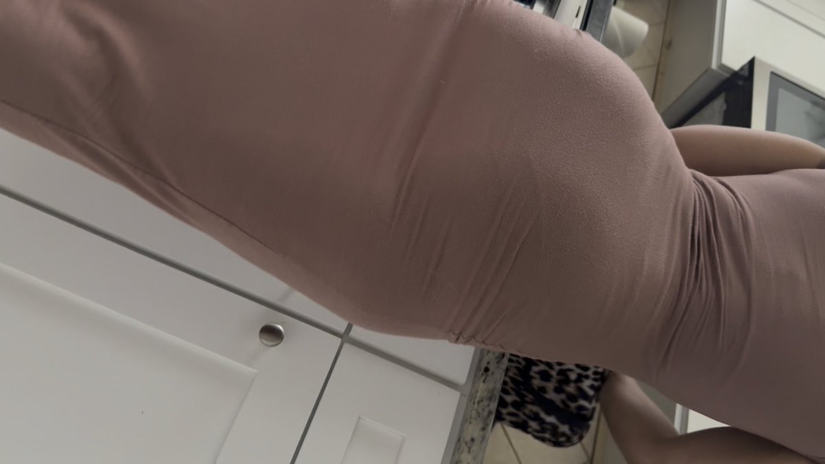 pressed my luck with this one.. she caught me right away.. but I tried to #playitcool #candid #roommate #bikinibabe #omgaspyguy #beekeenee #pawg #peeping #fatass #phatass #curvymilf #curvywoman #gooning #morecontent #thrill #housemate