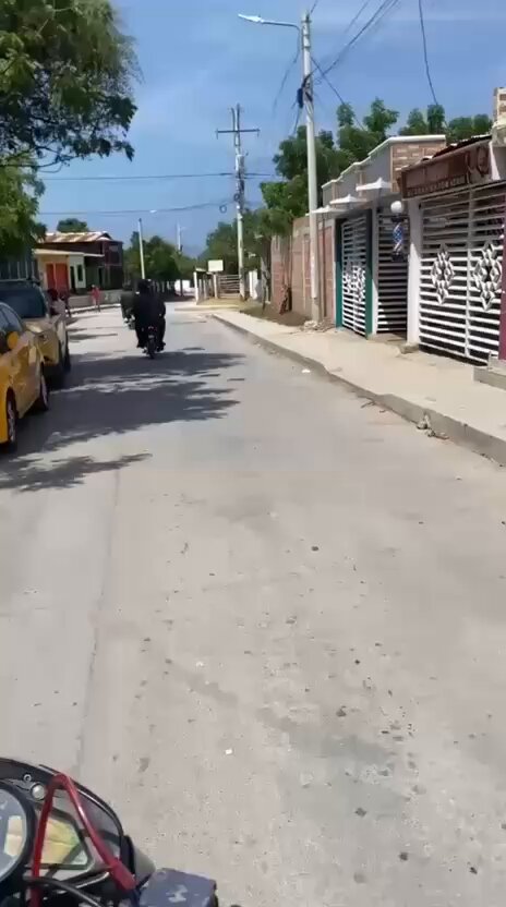 #SantaMarta | Persiste la tensión en Santa Marta. Hombres armados y encapuchados en motocicletas estarían ordenando el cierre de establecimientos comerciales y el retiro de buses de circulación en distintos sectores. Las autoridades mantienen seguimiento de la situación.