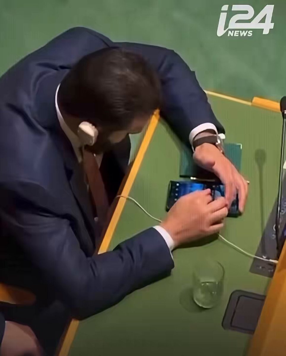 أثناء كلمة الرئيس التركي 😆😆 بصراحة معه حق، لأنه الكل حافظ بصم شو رح يحكي اردوغان الأُلعبان.