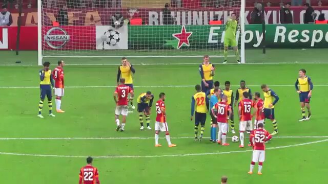 Galatasaray, Arsenal karşısında 3-0 geride… Tribünlerden tek bir ses yükseliyor: “Başarılar gelir geçer, asaletin bize yeter!” ❤️💛 Tam o anda Wesley Sneijder topun başına geçiyor ve UCL tarihinin en unutulmaz frikik gollerinden birini bırakıyor. İşte Galatasaray ruhu tam olarak bu! 🔥