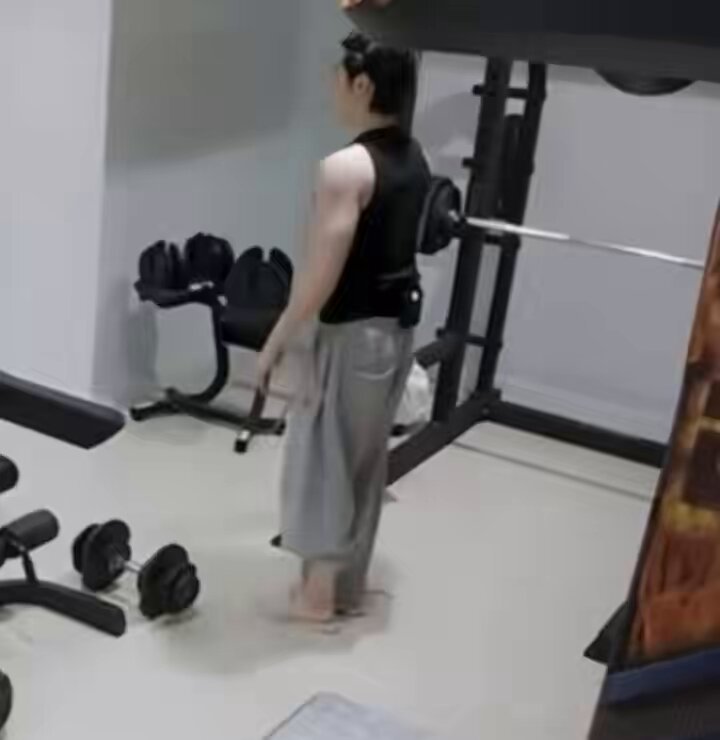 a veces cuando me está gustando mucho sunghoon veo este video de él entrenando con phonk brasileño y me gusta más