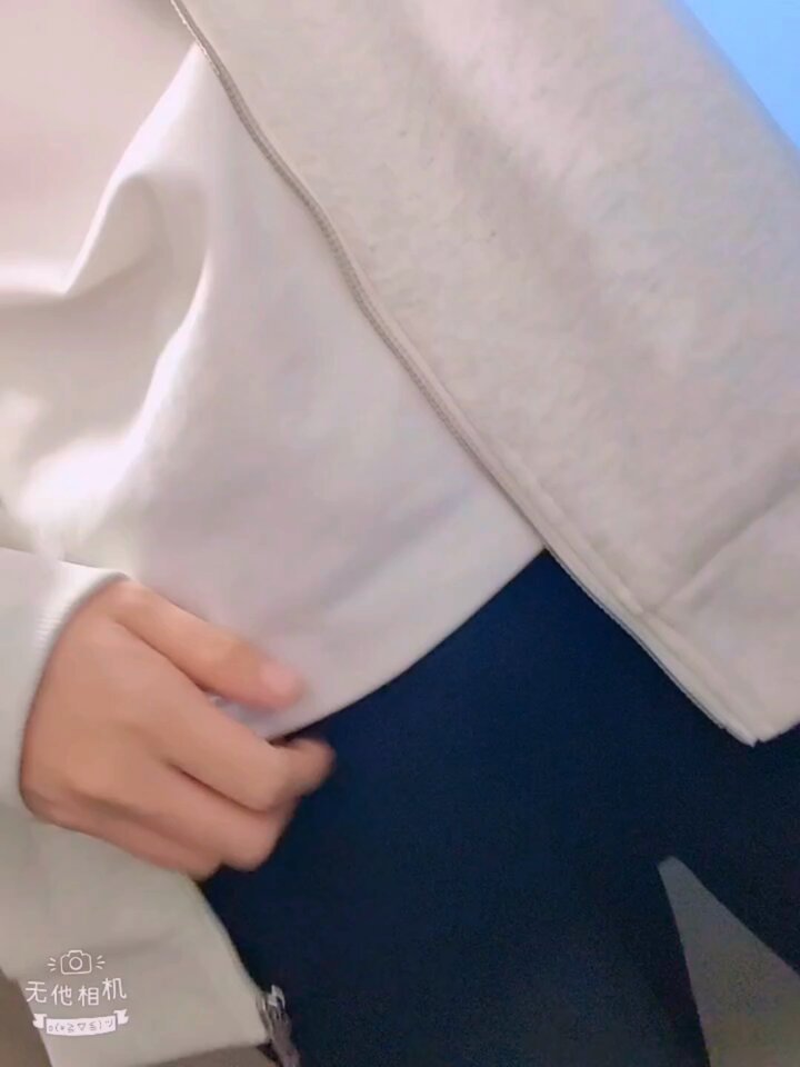 小骚狗被要求在学校厕所露出，向别人展示贞操锁，并且扒开玩弄自己的菊穴，展示自己的白袜，骚脚底，并且脱下白袜撸唧唧。展示裸足。最后有人来了，差点被发现，门没有锁，回到宿舍已经湿了。＃男娘 ＃骚0 ＃白袜 ＃裸足 ＃露出 ＃菊穴