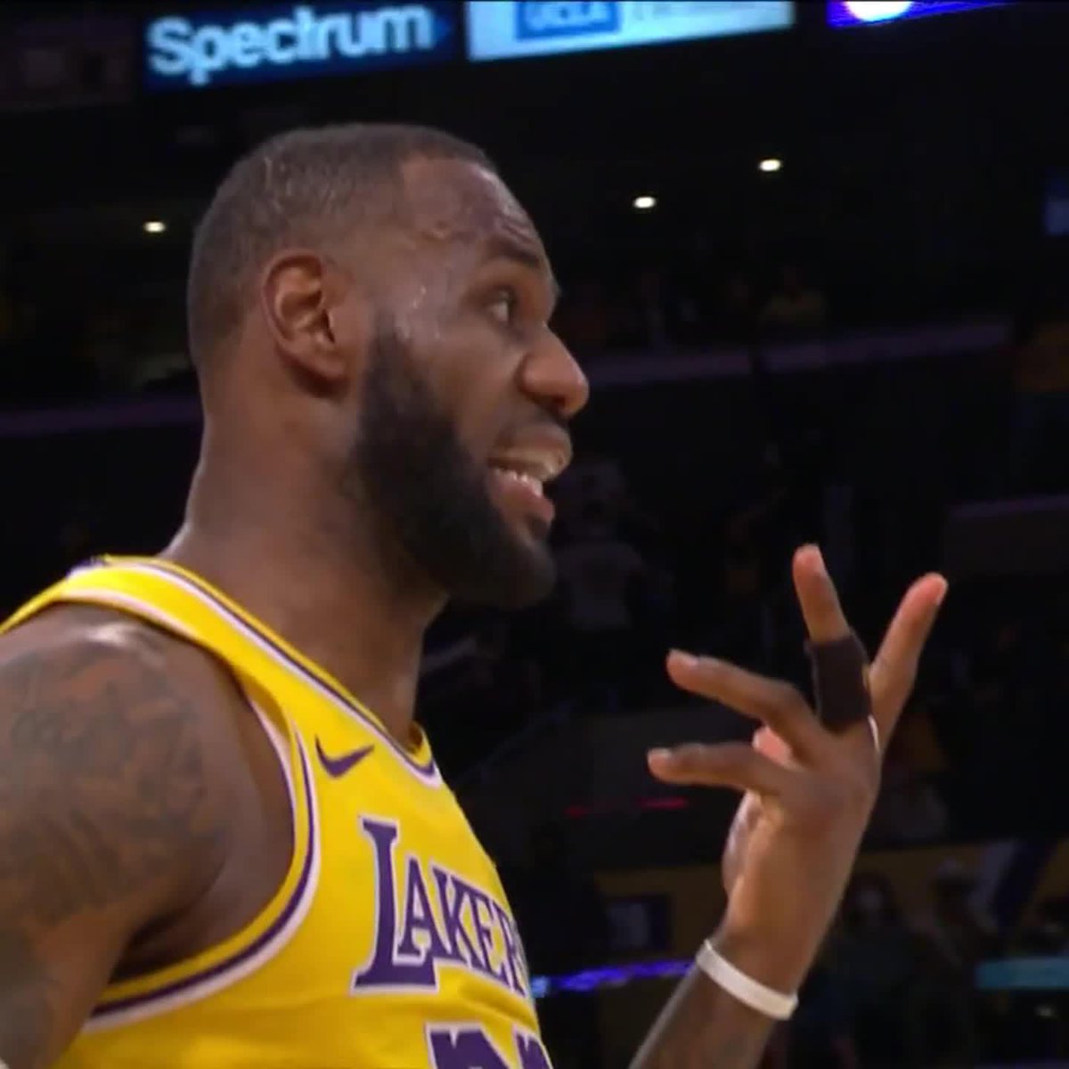 when LeBron saw 3 rims and aimed for the middle one to hit the gamewinning 3 over Steph Curry in the play-in 😭😭😭