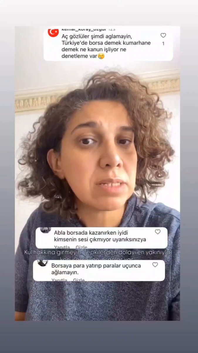 Fon mağduru kadın, derdini anlattığı videoya gelen olumsuz yorumlara isyan etti: “Mesajlara bakar mısınız ya? Yani insanlar birkaç gündür uykusuz. Bankalardan kredi çekip yatırdılar. Evet, yanlış ama yaptılar. Yani bir de sen böyle yaparak ne yapmaya çalışıyorsun bu insanlara? Bu insana daha fazla eziyet etmeyin. Ne hakkın var senin? Yani biz ‘faiz haramdır’ diyerek yatırdığımız yer. SPK’nın güvencesinde diyerek yatırdığımız yer. Yani bir gidip de bir saadet zincirine, bir coine yatırmadık parayı.”