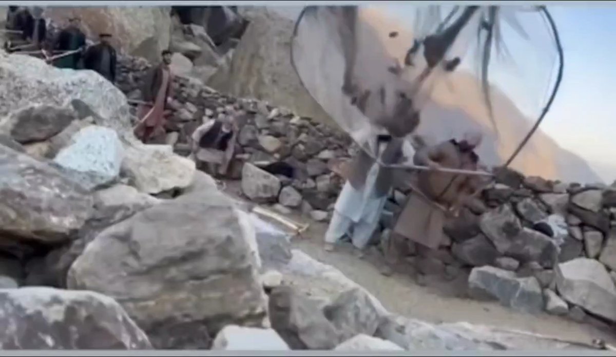 مهما انزلنا من مقاطع لجثث الحوثه لن توصل اليكم الصوره كيف يتم إصطيادهم ولكن هذا المقطع يمكن يوصل لكم صوره افضل واعتقد ان إصطيادهم اسهل من هذا تعز مقبره الإمامه