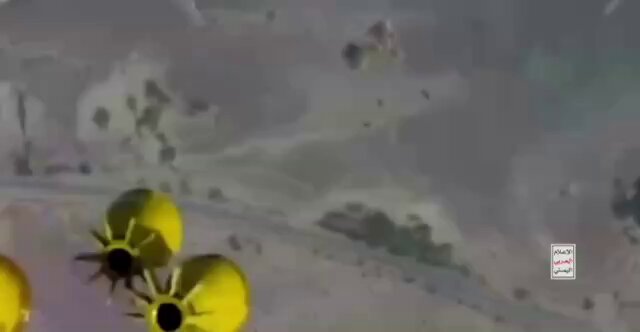 🇾🇪 Yemen releases footage of the destruction of Saudi mercenaries. The Yemeni armed forces have released footage showing strikes against concentrations of Saudi mercenaries, reportedly resulting in the destruction of dozens of mercenaries.