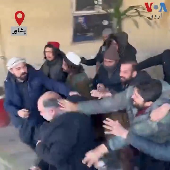 PTIکے رہنما فضل محمد خان کا ان کے اپنے ہی حلقے چارسدہ کے عوام نے سافٹ وئیر آپڈیٹ کر دیا ۔بھلا پولیس کو انہیں گرفتار کرنے کی کیا ضرورت ہے۔؟؟؟