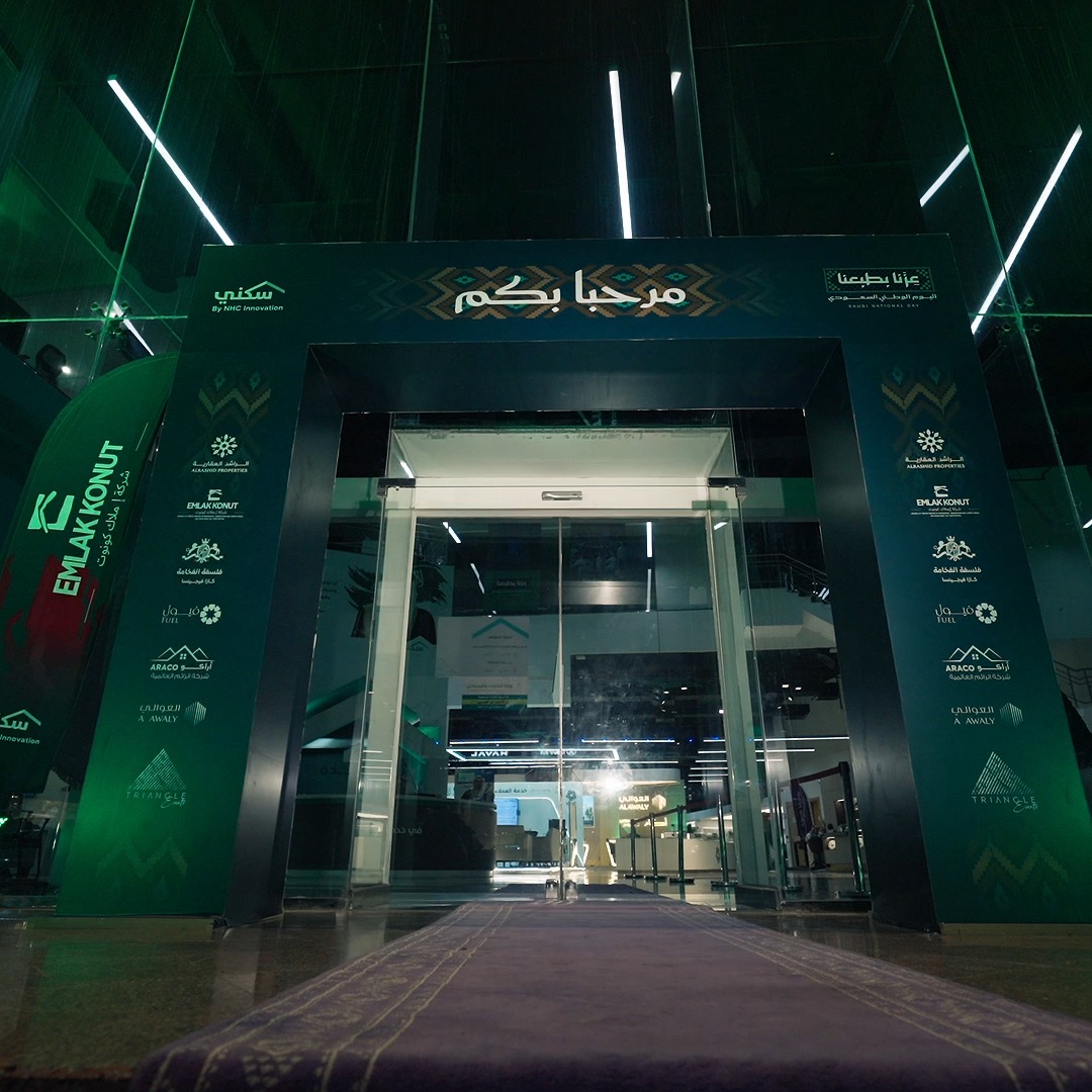 أصالة الماضي وجمال تفاصيله حاضرة في يومنا الأول 🇸🇦✨ جانب من فعاليات مركز سكني الشامل بجدة بمناسبة اليوم الوطني، عشنا معها إبداع الحرف اليدوية وجماليات الخط العربي. فعالياتنا وعروض شركائنا مستمرة.. نلقاكم بكره من 3:00 عصرًا حتى 9:00 مساءً. #عزنا_بطبعنا #اليوم_الوطني_السعودي