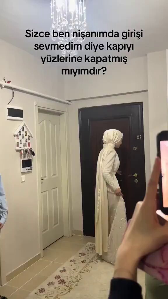 Nişanında girişi beğenmediği için müstakbel eşinin yüzüne kapıyı kapatan gelin.