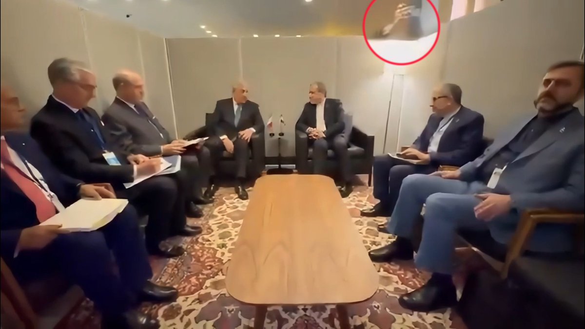 از سطح امنیت تیم وزارت خارجه رژیم ج.ا همینقدر بگم که بردنشون تو پارتیشن های وسط راهروی عمومی که برای خبرنگارها و هیات های رده پایین هستش، ثانیه ۶ هم، بی بی و سربازان موسی داشتن رد میشدن گفتن یه عکس یادگاری بگیرن! 😂