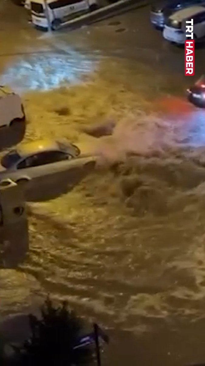 Ankara'da sağanak etkili oldu, yollar göle döndü. Keçiören'de bir yolun kısmen çökmesiyle çok sayıda araç hasar gördü.