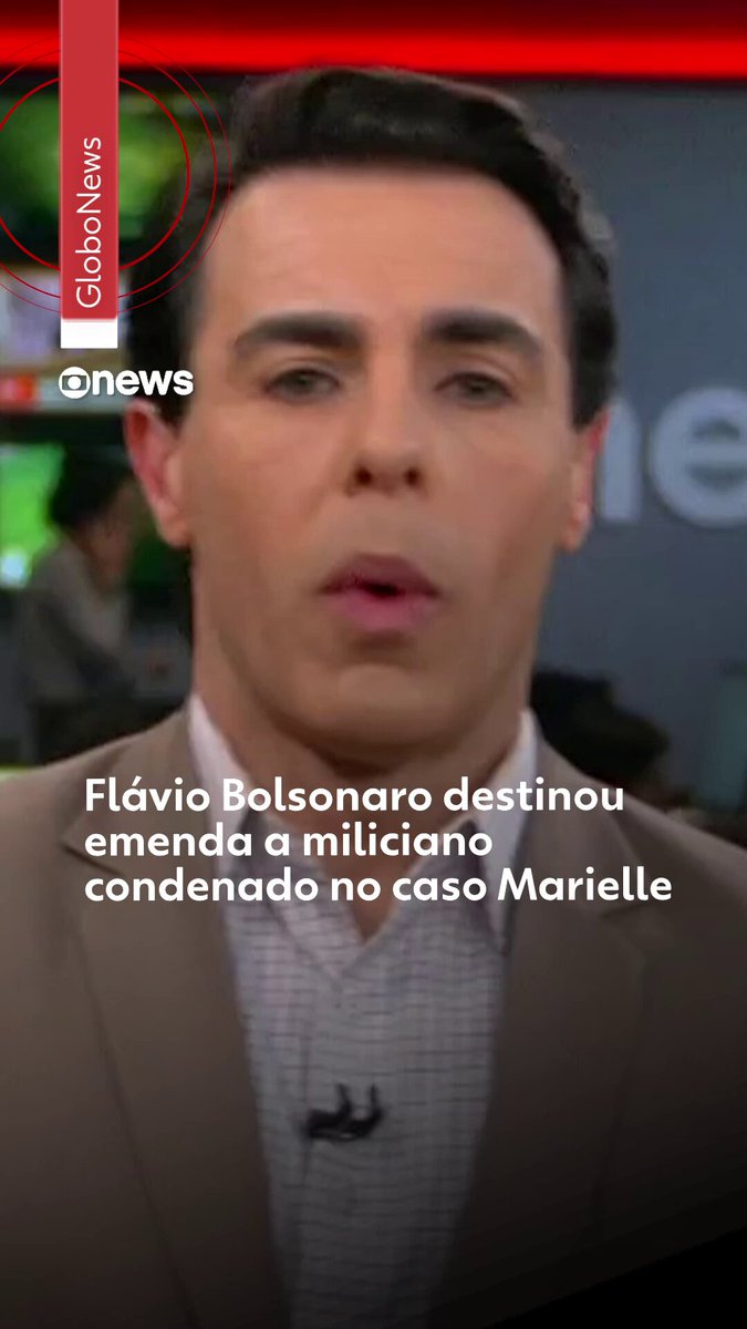 Investigação da PF - O senador Flávio Bolsonaro (PL-RJ), candidato à Presidência da República, destinou uma emenda parlamentar de quase R$ 200 mil para um projeto esportivo a pedido de Robson Calixto, conhecido como Peixe, miliciano condenado por envolvimento na morte da vereadora Marielle Franco. A emenda foi negociada em 2023 entre Peixe e Maria de Fátima Bezerra Castro, secretária parlamentar no gabinete de Flávio no Senado. Marielle e seu motorista Anderson Gomes foram mortos em 2018. ➡️ A Polícia Federal tem indícios de que o dinheiro da emenda foi desviado. As conversas sobre a emenda foram noticiadas primeiramente pelo jornal "O Estado de S. Paulo" e pela revista "piauí". Em maio, o jornal "O Globo" já havia revelado a existência da investigação. A PF encontrou mensagens de WhatsApp trocadas entre Peixe e Maria de Fátima no celular do miliciano, apreendido quando ele passou a ser investigado pela morte de Marielle, em 2024. O g1 obteve os prints das conversas. ➡️ Flávio Bolsonaro afirmou, por meio de sua assessoria, que "a emenda foi destinada dentro da legislação vigente" e que "a responsabilidade pela execução dos recursos é da entidade beneficiária, não do parlamentar". Saiba mais no #g1. #fláviobolsonaro #casomarielle #milícia #investigação #políciafederal #notícias #g1política