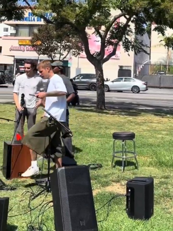Justin Bieber preparándose para dar un show como si nunca hubiese hecho un concierto en su vida, en Los Ángeles California.😭 15 años de carrera para acabar montándose él mismo un acústico con su banda por sorpresa en mitad de un parque. Iconic behavior. Por cierto, y lo guapo que está? 😩😩