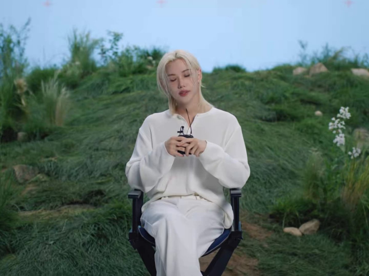 Q. 스테이의 애정 가득 메시지 중, 필릭스를 가장 행복하게 하는 말은? 🐥Every message from STAY cheers me up. “너 덕분에 오늘도 행복해” 이런 말 들으면 저도 기분이 너무 좋아지고 그래서 스케줄 많을 때는 공차 먹고 팬들 메시지 보면서 진짜 너무 행복하고 크게 충전해요.