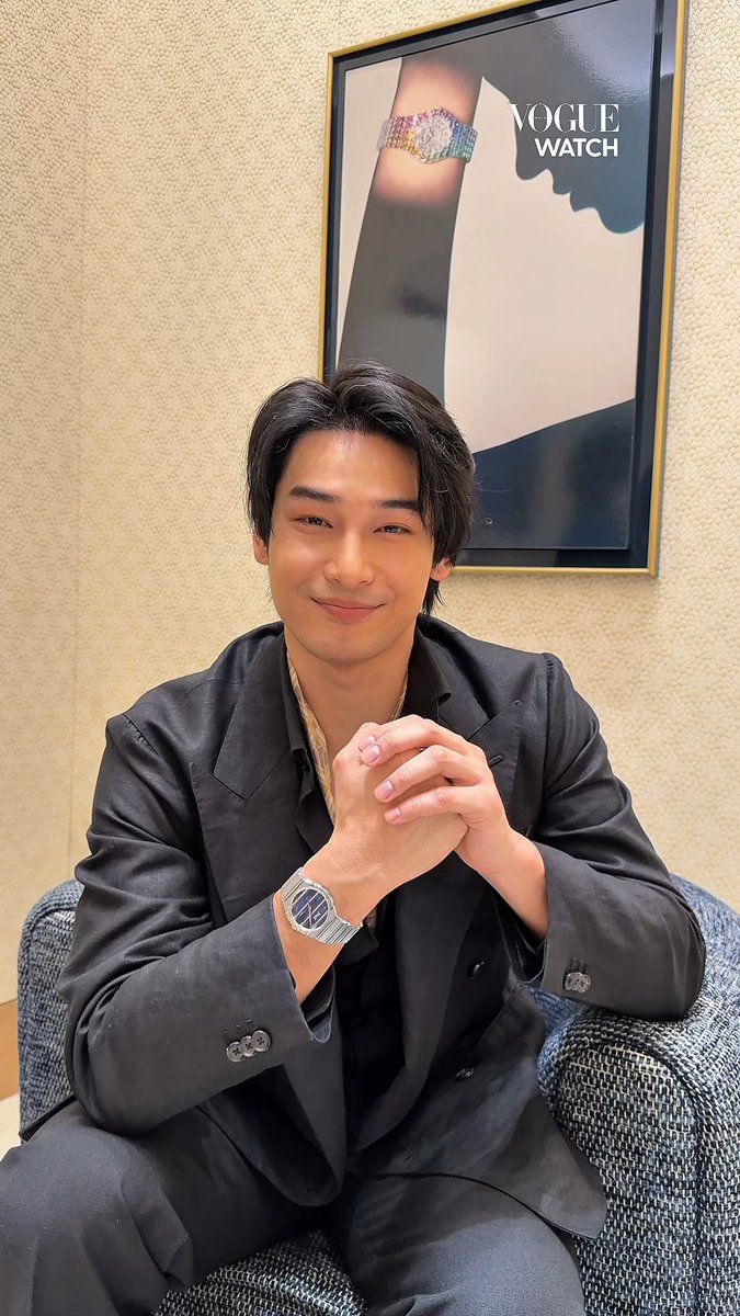 #VogueWatch เปิดบรรยากาศ ‘Piaget Symposium’ พร้อมพูดคุยกับ ’อาโป’ อย่างใกล้ชิดภายในงาน ‘Siam Paragon Bangkok Watch Week 2026’ กลับมาเป็นครั้งที่สองสำหรับ ‘Siam Paragon Bangkok Watch Week 2026’ มหกรรมนาฬิกาสุดยิ่งใหญ่ที่ปีนี้ประเดิมด้วยไฮไลต์สำคัญอย่าง ‘The Symposium‘ ที่ร่วมมือกับ Fondation de la Haute Horlogerie (FHH) ดึง ‘Pierre Guerrier’ ผู้เชี่ยวชาญด้านการผลิตนาฬิกาและพัฒนาธุรกิจ จาก Piaget มาบรรยายหัวข้อ ‘Piaget Polo: Evolution of an Icon’ เพื่อเล่าถึงประวัติศาสตร์อันยาวนานและถอดรหัสการออกแบบของเรือนเวลาทรงสปอร์ตลวดลาย Gadroons สุดไอคอนิกจากปี 1979 พร้อมร่วมพูดคุยกับ ‘อาโป-ณัฐวิญญ์’ Nnattawin ในฐานะ Global Brand Ambassador ของเมซง ที่มาถ่ายทอดความเท่และสเน่ห์ของนาฬิกา ‘Piaget Polo 79‘ ตัวเรือนไวต์โกลด์และหน้าปัดหินโซดาไลต์ พร้อมแชร์มุมมองสุดเอ็กซ์คลูซีฟกับโว้ก ประเทศไทยถึงความเชื่อมโยงระหว่างตัวตนของเขาและเรือนเวลา ที่พร้อมให้คนรักนาฬิกามาเปิดประสบการณ์อันน่าประทับใจและสัมผัสรุ่นโปรดด้วยตัวเองได้ตั้งแต่วันนี้ถึง 27 กันยายน 2026 ณ สยามพารากอน #Piaget #PiagetPolo #อาโปณัฐวิญญ์ #SiamParagonBangkokWatchWeek2026