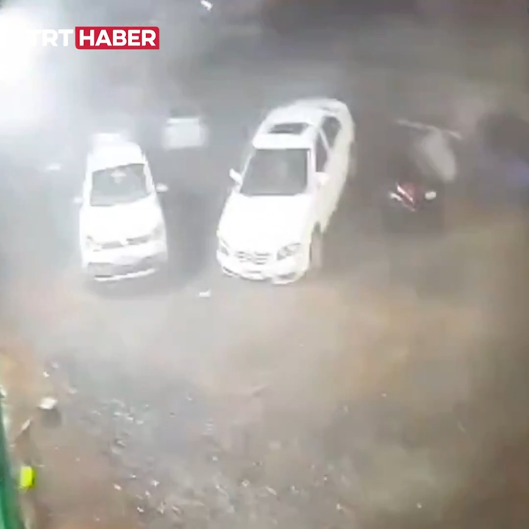 Brezilya’da şiddetli rüzgar, bir otomobili yerinden kaldırdı.