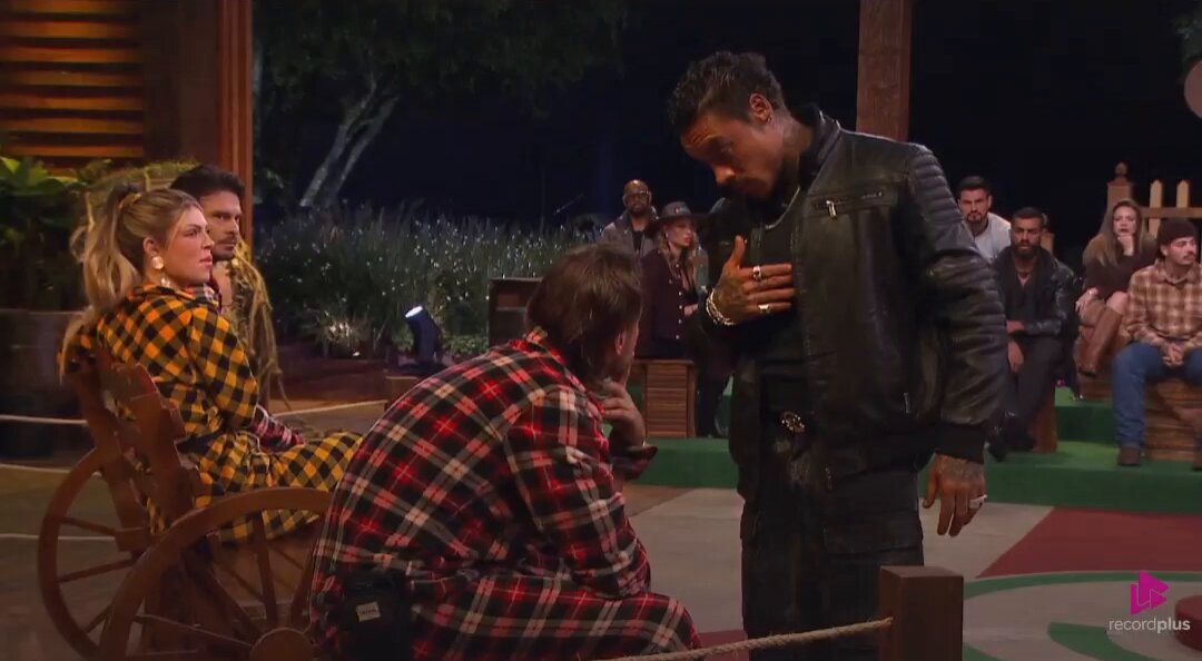 Durante o intervalo, Murilo foi tirar satisfação com Daniel em defesa de Cath. #AFazenda