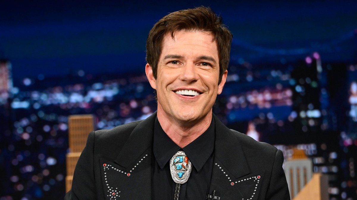 .Brandon Flowers answers his interview questions through song 🎶 #FallonTonight
