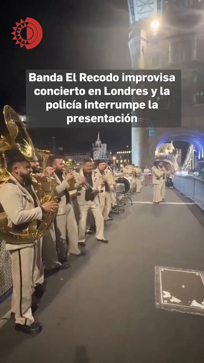 🎺 La policía interrumpe concierto de Banda El Recodo en Londres. La agrupación mexicana improvisó una presentación gratuita cerca del Tower Bridge, donde turistas y transeúntes se acercaron a escuchar. Un agente británico llegó al lugar y pidió a los músicos detenerse y retirarse. El Recodo recogió sus instrumentos y terminó la presentación. #BandaElRecodo #Londres