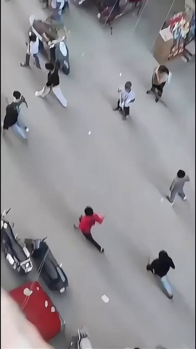 الداخلية ما تقدرش تقبض على دول تتقطع وسطهم وبالذات الواد الفرفور ابو سلسلة اللي قبض على دينا عزت هيمشوه من غير لباس الداخلية شاطرة تقبض على بنت غلبانه لا حول بها ولا قوة وكمان تقلب دهبها وفلوسها، الداخلية ما تفرقش شيء عن هؤلاء البلطجية اللي ف الشارع