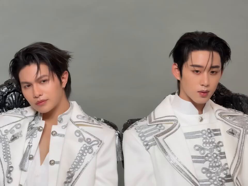 แล้วดูเป็นเจ้าชายที่คนละนิสัยมาก คนนึงไม่ติดกระดุมเลยอีกคนติดครบทุกเม็ด เนี้ยบมาก ชีวิตจริงคือพิ้เอสไม่รู้จักกระดุมด้วยซ้ำ 😵😵😵😵 #WilliamEst #WilliamEstConcert