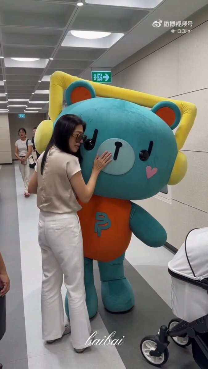 Phuwin’s mom: Bye~ 🧸🎧: 🙇🏻‍♂️ (bow) Phi Perm …. 🥹 Phuwin’s mom: Hari ini kita beruntung banget. 🧸🎧: Iya, iya. Phuwin’s mom: Bisa datang dan ketemu P’Perm. 🧸🎧: Senang banget Unya-Unyai datang. Phuwin’s mom: …. 🥹 🧸🎧: Unya, jangan lupa banyak istirahat ya. Phuwin’s mom: Iya, tentu. Bye-bye kub. 🧸🎧: Bye-bye P’Hana, meow meow meow~ meow meow meow meow~ Oke laa…. (baby talk 🤏🏻) 🧸🎧: (eh muter balik lagi) Aku belum pamit sama Grandpa. Phuwin’s mom: Grandpa udah pergi sembunyi. 🧸🎧: Tolong sampaikan salamku juga buat Grandpa ya. (bow lagi) Phuwin’s mom: Iya, tentu. 🧸🎧: … P’Hana (deketin Hana terus wave 👋🏻👋🏻) Bye-bye semuanya, Unya-Unyai. (wave 👋🏻👋🏻 ke semua) // P’PERM 🥹😭🩵🫳🏻🫳🏻 #PERMPOON #phuwintang #PondPhuwin