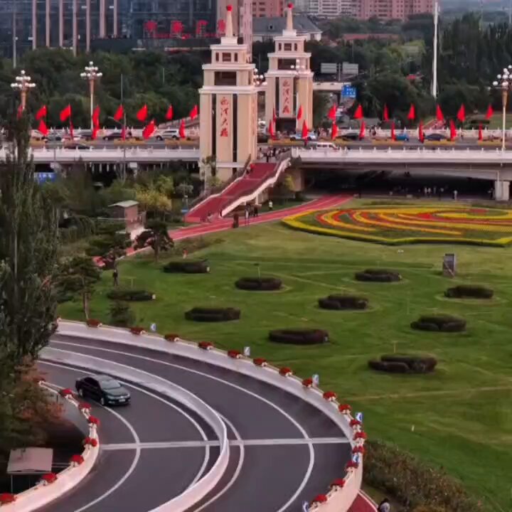 🔴 السلام عليكم ورحمة الله وبركاته🙏❤️ الصين تطور كلياً التخطيط الحضري وتنشئ مدرسة جديدة فيه، أطلق البعض عليها شوارع 6D في قلب مدينة تاي يوان (太原)، عاصمة مقاطعة شانشي في شمال الصين، يمتد جسر يينغزي (迎泽大桥) فوق مياه نهر فِن، كأنه شريط طويل من الحجر والحديد يربط ضفتي المدينة ويجمع بين نبضها القديم وحركتها الحديثة. يظهر الجسر من بعيد كطريق واسع يعبر النهر بثبات، بينما تتدفق فوقه حركة المدينة في مشهد لا يهدأ. وقد صُمم الطريق ليستوعب كثافة الحركة، إذ يضم خمسة مسارات مرورية في كل اتجاه، فتتجاور السيارات والحافلات في خطوط متتابعة، وكأنها تيارات من الضوء تتحرك بلا انقطاع بين جانبي تاي يوان. وعلى جانبي الطريق، تمتد مسارات مخصصة للمشاة، تمنح العابرين مساحة آمنة للتنقل ومشاهدة النهر من أعلى. وبينما يمضي البعض بخطوات هادئة، يعبر آخرون على مسارات مخصصة للدراجات الهوائية، فتتحول أطراف الجسر إلى ممرات نابضة بالحياة، تتداخل فيها أصوات العجلات مع ضجيج المدينة ونسيم النهر. ومع اقتراب المساء، تتغير ملامح الجسر شيئاً فشيئاً؛ تنعكس أضواء المركبات على صفحة نهر فِن، وتبدو حركة السيارات فوقه كخيوط مضيئة تشق عتمة الليل، بينما يواصل المشاة وراكبو الدراجات رحلتهم على جانبيه. وفي تلك اللحظة، لا يعود الجسر مجرد وسيلة للعبور، بل يبدو كأنه شريان حي تتدفق عبره حكايات المدينة يومًا بعد يوم. ويحتل جسر يينغزي مكانة مهمة في المشهد الحضري لمدينة تاي يوان، باعتباره جزءاً أساسياً من شارع يينغزي الشهير، وأحد المعابر التي تصل أجزاء المدينة ببعضها فوق نهر فِن. ومن فوقه يمكن للزائر أن يرى امتداد المدينة على ضفتي النهر، حيث تتجاور المباني الحديثة مع المساحات الخضراء، في لوحة تجمع بين اتساع المدينة وهدوء النهر. وحين يقف المرء على أحد جانبي الجسر وينظر إلى امتداده، قد يتخيله كطريق لا ينتهي؛ خمس حارات تنساب في كل اتجاه، وممرات للمشاة والدراجات، ونهر يجري تحته بهدوء، ومدينة كاملة تتحرك فوقه وحوله. إنه مشهد يجسد تاي يوان في صورتها الحديثة: مدينة تعبر المستقبل، لكنّها لا تنسى النهر الذي كان شاهداً على تاريخها.