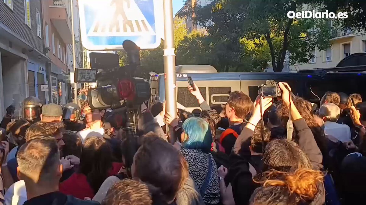 La policía intenta expulsar a los medios del portal de Maricarmen, la mujer a la que un fondo de inversión quiere desahuciar “Que pase la prensa”, ha sido uno de los cánticos coreados por las cientos de personas que han asistido en apoyo la mujer de 87 años