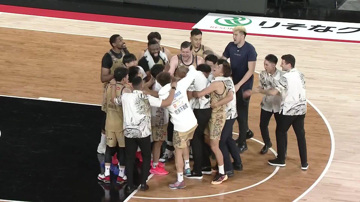 琉球・マクヘンリーAHCの初勝利を祝福する選手たち🙌 琉球ゴールデンキングス公式 #Bリーグ #りそなグループ