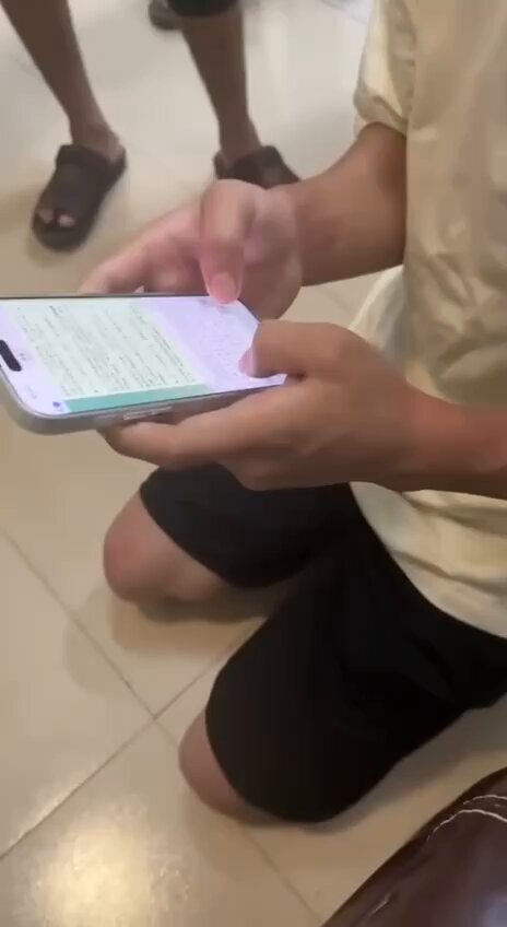 缅北电诈园区里面进去就给你算几十万赔付，每天下班没业绩打，各种电棍体罚，木棒折磨，直到你站不起来为止。要么就是做不出就贩卖其他园区去。还有很多未成年14-18岁，每天上班17--18个小时。#缅甸 #缅北 #柬埔寨 #泰国 #越南 #台湾 #猪仔 #电棍 #体罚 #虐待 #妙瓦底 #三佛塔 #电诈园区 #绑架 #赔付