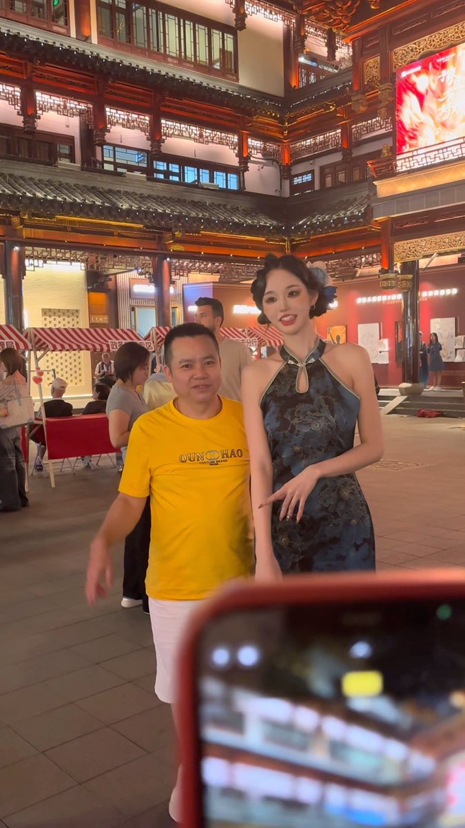 上海で旗袍着て写真撮ってたら ディズニーのミッキーみたいになってた🇨🇳 触らないで〜🤣🤣🤣 #高身長女子好きはリツイートお願いします